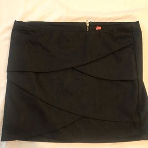 Eight Sixty ladies large Black scalloped straight skirt. Zippers in back